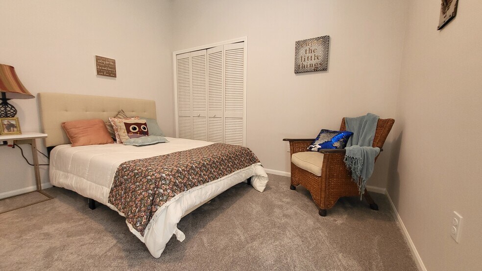 Guest Room with w/w carpeting - 1267 Little Oak Cir