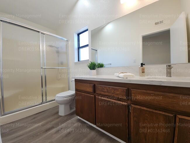 Building Photo - Stylish home with upgraded amenities