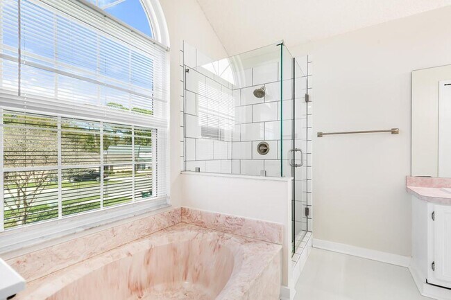 Building Photo - Charming Waterfront Home in Southside