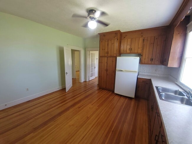 Building Photo - Charming 2-Bedroom Cottage for Rent in Han...