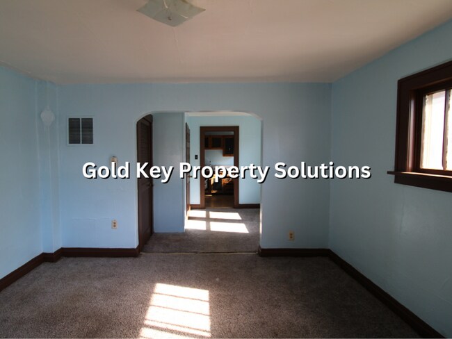 Building Photo - COMING SOON! Cute 1 BR Duplex with Dining ...