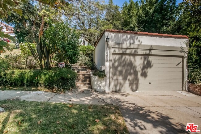 Building Photo - 1332 Comstock Ave