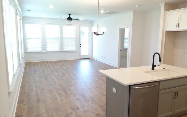 Building Photo - 649 Conifer Dr