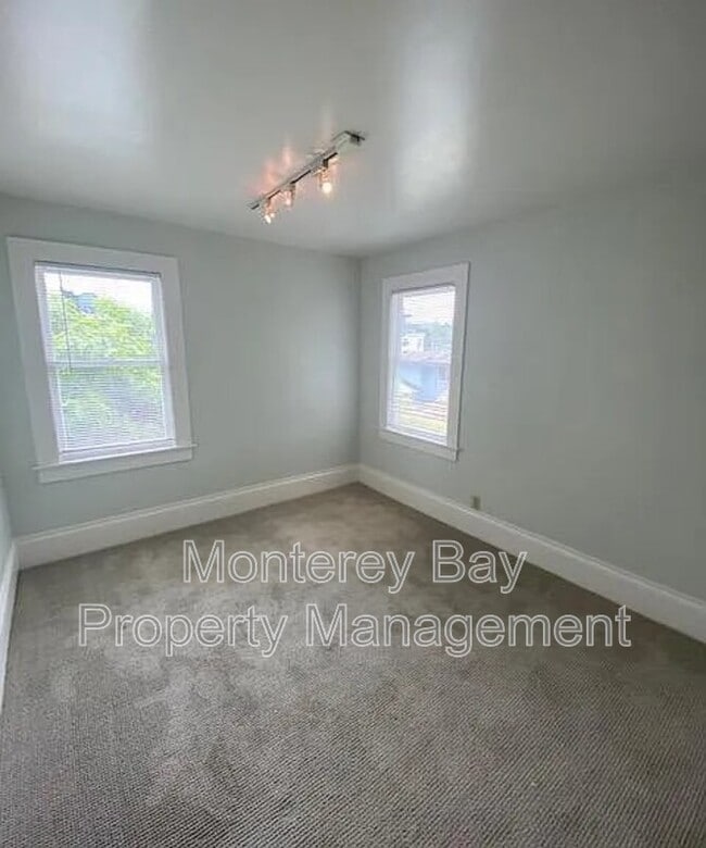 Building Photo - 405 Forest Ave