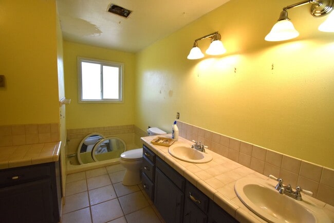 Building Photo - Spacious home on acreage and a Dairy Farm