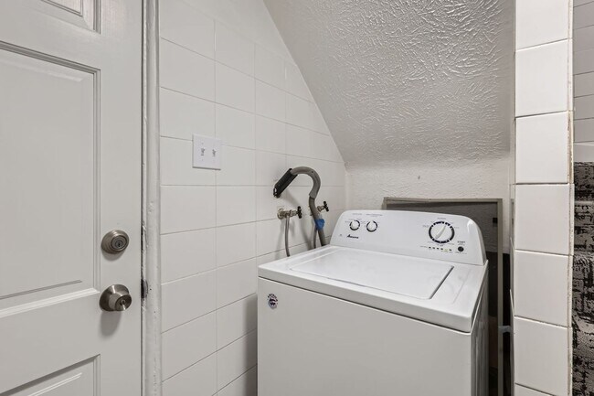 Building Photo - Fully Updated 2-Bed 1 Bath Garden Level Un...