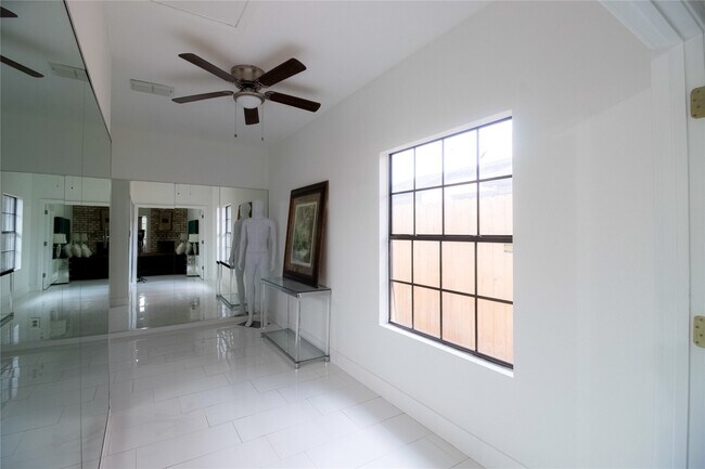 Building Photo - 1914 Hickory Lawn Dr