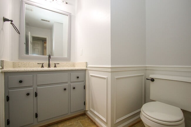 Building Photo - 130 Camelot Crescent