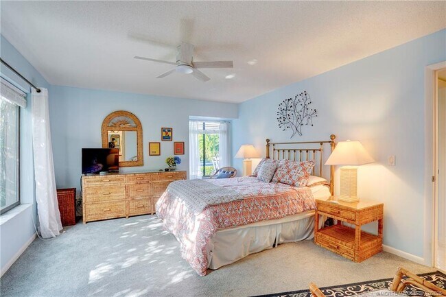 Building Photo - 233 NE Edgewater Dr