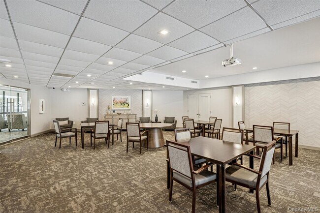 Building Photo - 2 Bay Club Dr