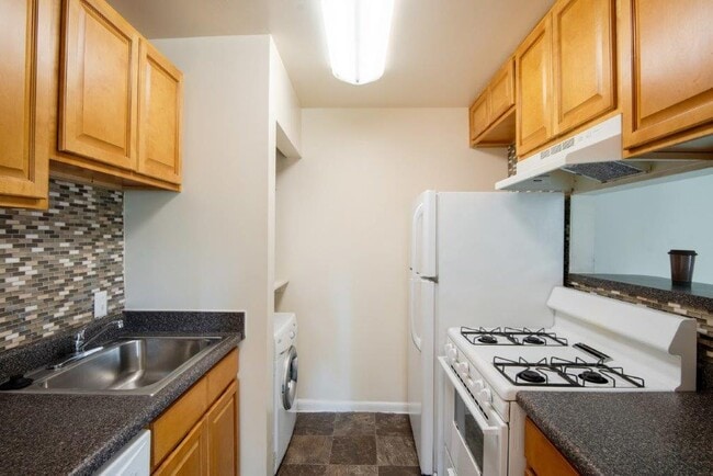 Building Photo - Harbor Place Apartment Homes