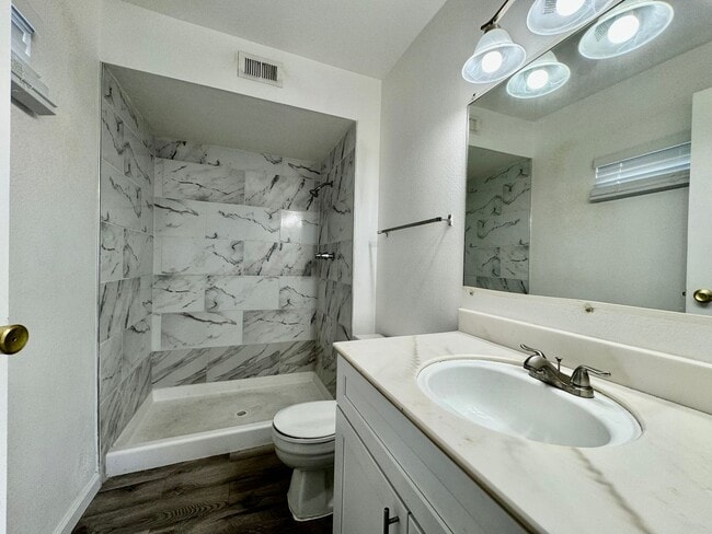Building Photo - Fully Remodeled W/ Pool and 4 Bedrooms! Centrally Located