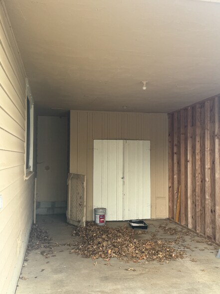 Building Photo - 2025 NE Elmhurst Ave