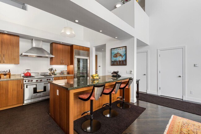Building Photo - Large Updated SoMa Apartment!