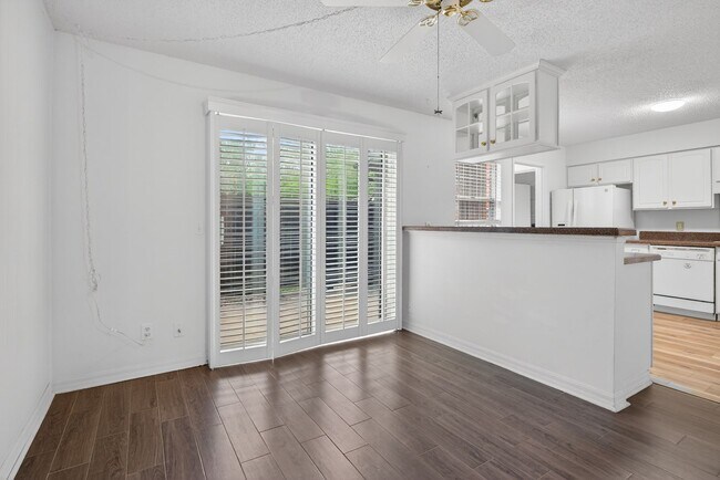 Building Photo - Spacious & Exciting Townhome style Condo