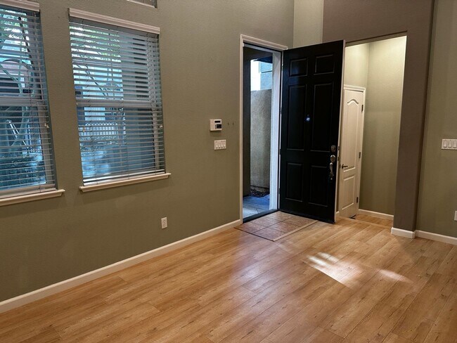 Building Photo - Beautiful tri-level Communications Hill home