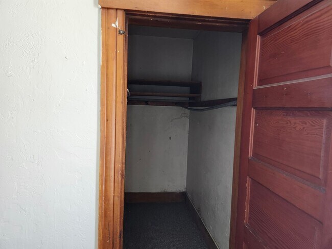 Building Photo - 3 Bed, 1 Bath 3rd floor apartment