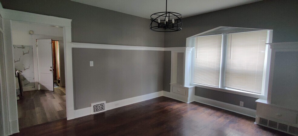Building Photo - 1317 W 61st St