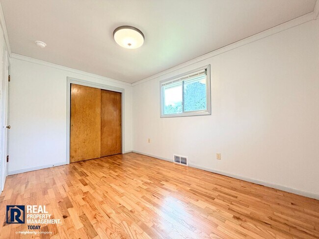 Building Photo - Charming Tacoma Home with Huge Fenced Yard, Garage & Hardwood Floors