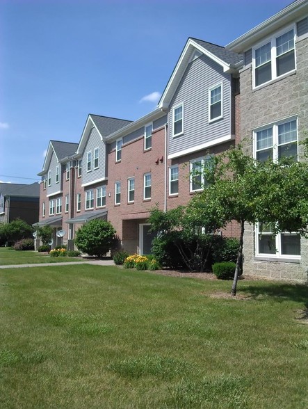 Building - Palmer Court Apartments