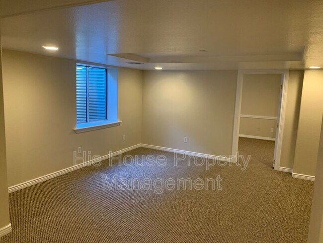 Building Photo - 208 Whitney Bay