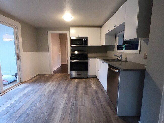 Building Photo - SEE IT NOW: Charming and beautifully updated bungalow in the heart of Kansas City!