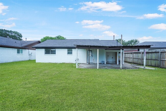 Building Photo - 17123 Sunshine St
