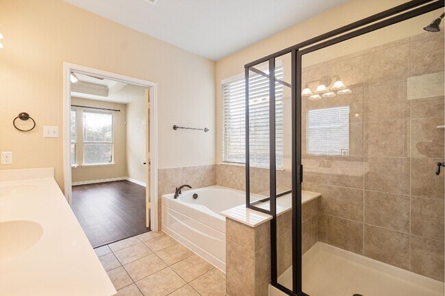 Building Photo - Peaceful 3 Bedroom, 2 Bath Home in Fantastic Paloma Lake Community!