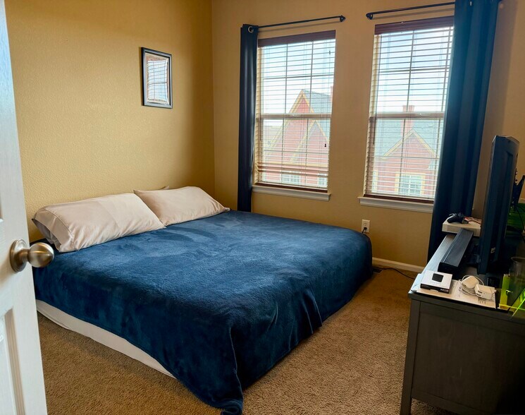 Third bedroom - 835 Brookhurst Ave