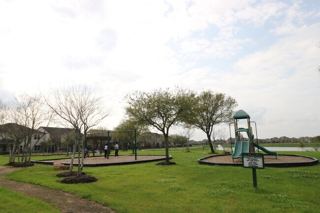 Building Photo - 8227 Clover Leaf Dr