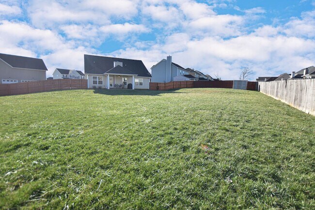 Building Photo - Pet Friendly Three Bedroom!