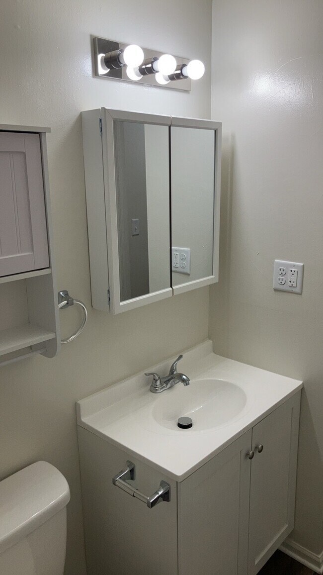 Building Photo - 105 Woodard Dr