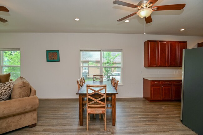 Building Photo - 1110 Louise St