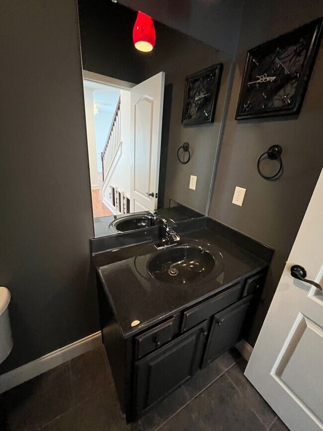 Building Photo - Stunning 3 Bed 3 Bath Home