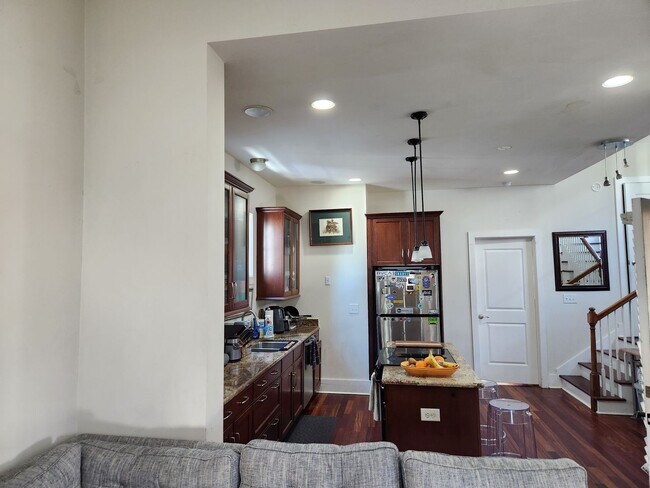 Building Photo - Downtown Rental