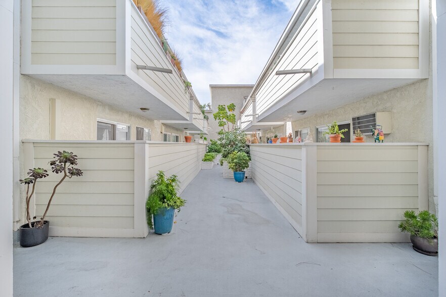 Building Photo - 1535 Granville Ave