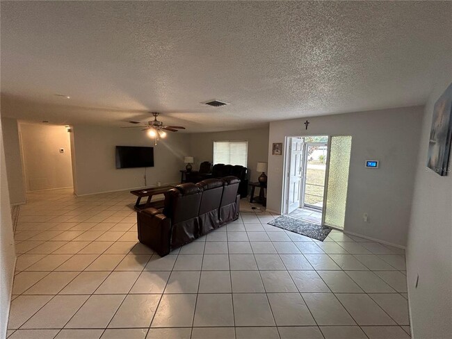 Building Photo - 2101 Utica Dr