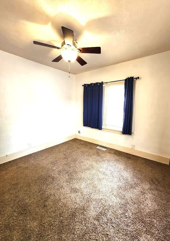 Building Photo - 2 Bed 1 Bath Plus Bonus Room in YOUNGS ENG...