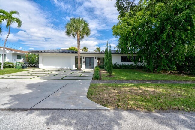 Building Photo - 2305 Magnolia Dr