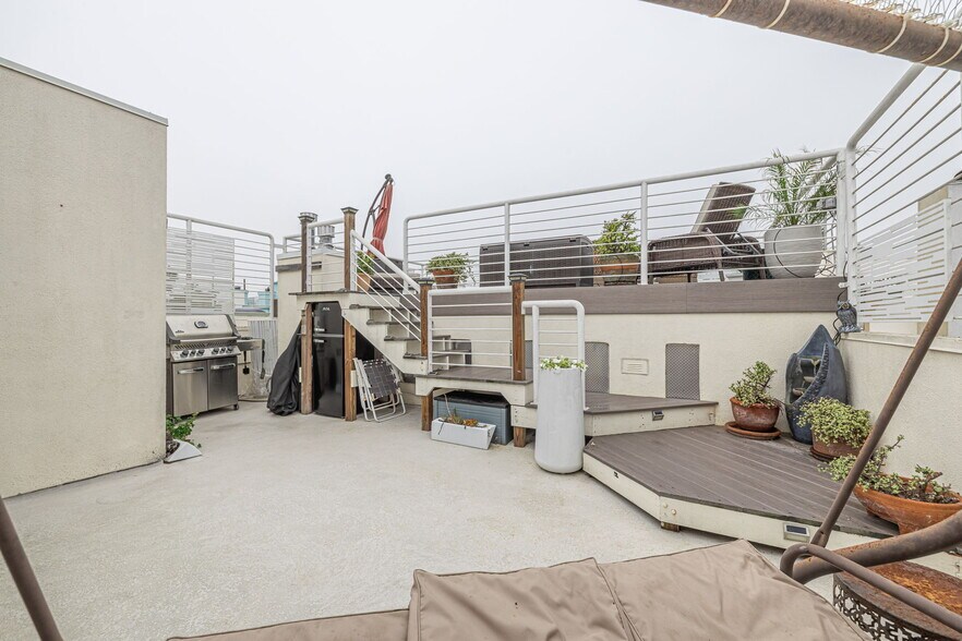 Private Rooftop Patio - 127 Galleon St