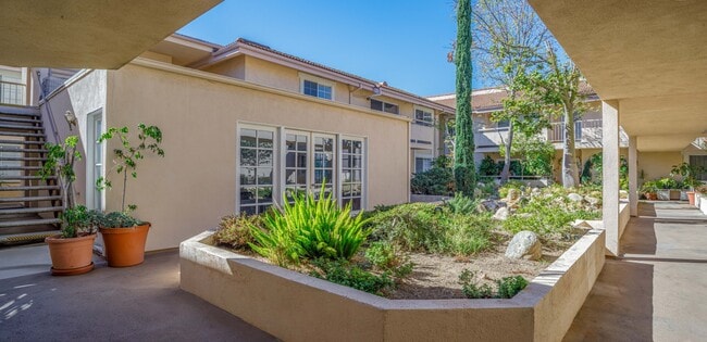 Building Photo - 449 N Catalina Ave