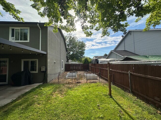 Building Photo - "Spacious 4-Bedroom Gem with 2.5 Bathrooms...