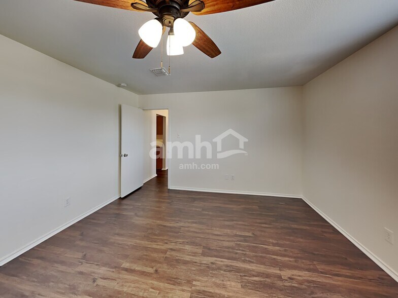 Building Photo - 1409 Laurel Ln