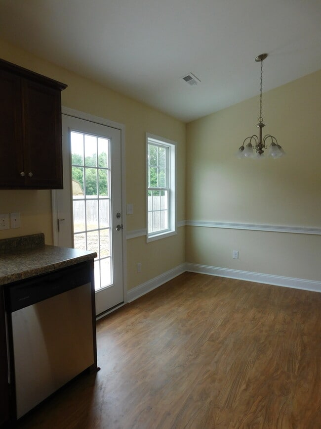 Building Photo - 302 Saratoga Ln