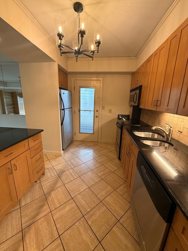 Building Photo - 2 Bedroom/ 2 Bath condo on West End, 1 assigned covered parking spot, Small Storage Space include...
