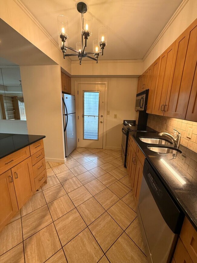 Building Photo - 2 Bedroom/ 3 Bath condo on West End, 1 assigned covered parking spot, Small Storage Space include...