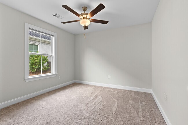 Building Photo - 2272 Lakeview Dr