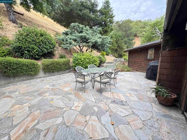 Building Photo - 1139 Sierra Vista Way