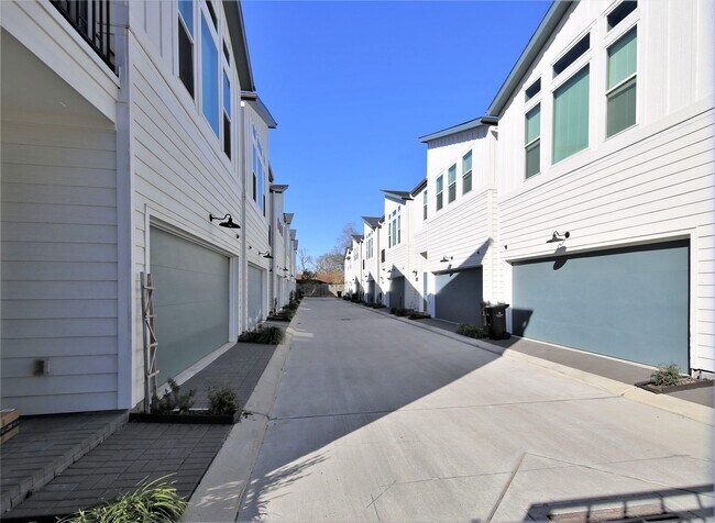 Building Photo - 506 W Donovan St