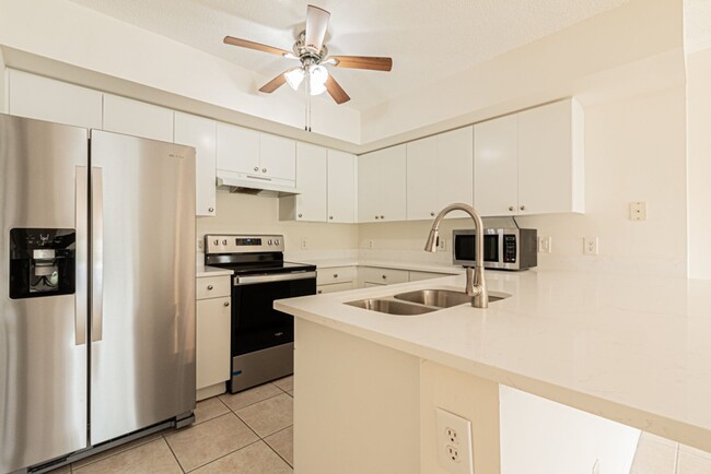 Building Photo - Stylish & Spacious 3BR Condo with Brand-Ne...